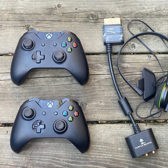 Xbox One Remote Controller Lot - 2 Controllers, Headset & Turtle Beach Wire - Picture 2 of 3